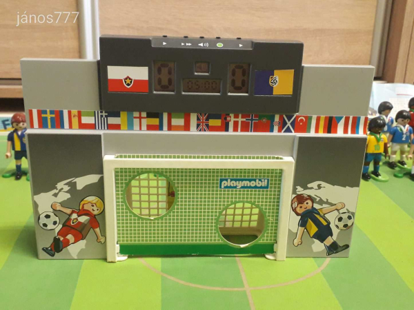 Eredeti Playmobil foci labdarúgás pálya elektromos kijelző sok figura készlet ! Playmobil 4700 4726