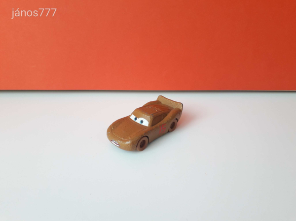 Eredeti Mattel Disney Verdák Villám McQueen sárral borított kiadásban fém versenyautó !! 7,5cm