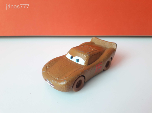 Eredeti Mattel Disney Verdák Villám McQueen sárral borított kiadásban fém versenyautó !! 7,5cm