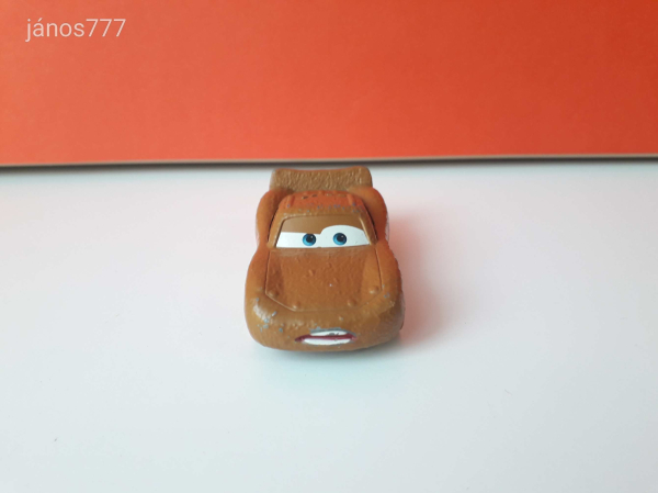 Eredeti Mattel Disney Verdák Villám McQueen sárral borított kiadásban fém versenyautó !! 7,5cm