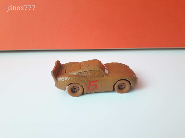 Eredeti Mattel Disney Verdák Villám McQueen sárral borított kiadásban fém versenyautó !! 7,5cm