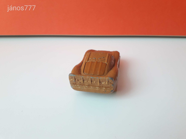 Eredeti Mattel Disney Verdák Villám McQueen sárral borított kiadásban fém versenyautó !! 7,5cm