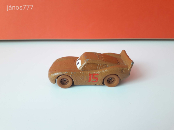 Eredeti Mattel Disney Verdák Villám McQueen sárral borított kiadásban fém versenyautó !! 7,5cm