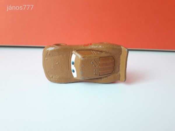Eredeti Mattel Disney Verdák Villám McQueen sárral borított kiadásban fém versenyautó !! 7,5cm
