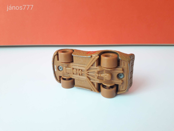 Eredeti Mattel Disney Verdák Villám McQueen sárral borított kiadásban fém versenyautó !! 7,5cm