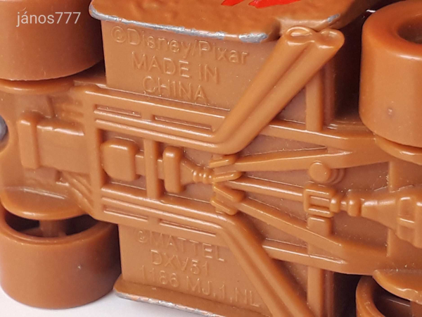 Eredeti Mattel Disney Verdák Villám McQueen sárral borított kiadásban fém versenyautó !! 7,5cm