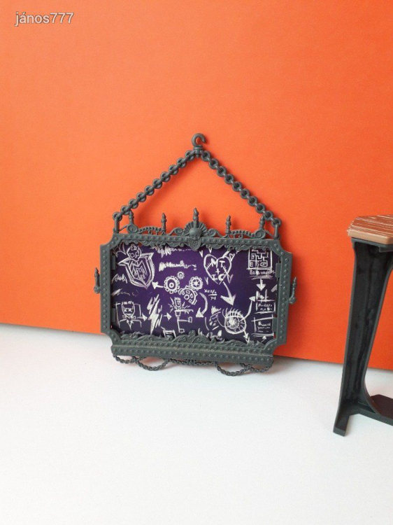 Mattel Monster High baba kiegészítő BÚTOR - Kandalló keret + falikép - lakberendezési tárgy