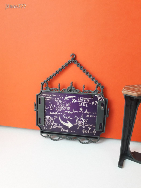 Mattel Monster High baba kiegészítő BÚTOR - Kandalló keret + falikép - lakberendezési tárgy