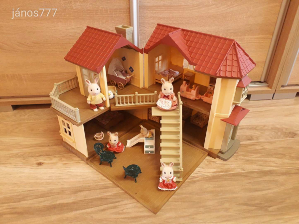 Eredeti Sylvanian Families nagy ház világítással berendezéssel figurákkal !!
