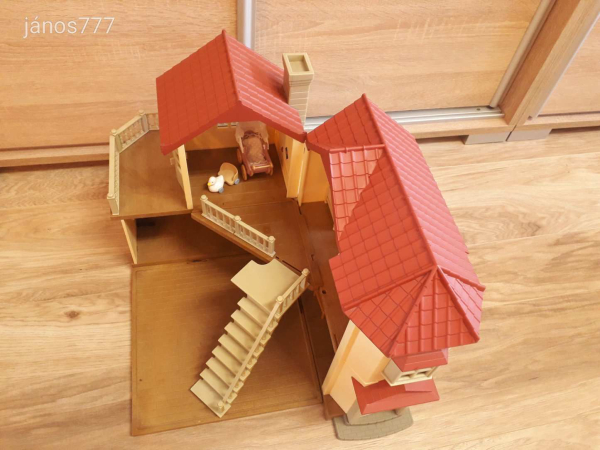 Eredeti Sylvanian Families nagy ház világítással berendezéssel figurákkal !!