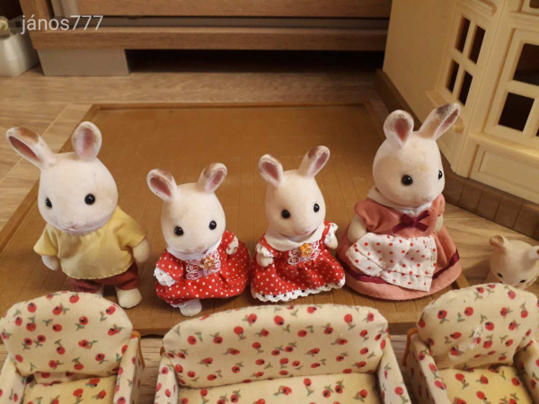 Eredeti Sylvanian Families nagy ház világítással berendezéssel figurákkal !!