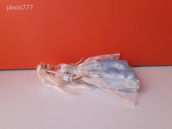Barbie baba típusú DF A01 jelzésű játékbaba !