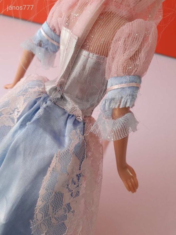 Barbie baba típusú DF A01 jelzésű játékbaba !