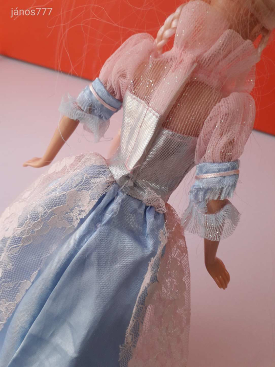 Barbie baba típusú DF A01 jelzésű játékbaba !