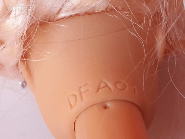 Barbie baba típusú DF A01 jelzésű játékbaba !