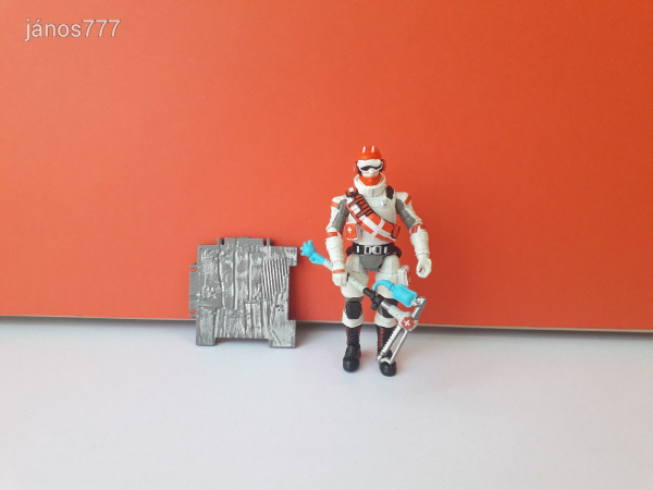 Eredeti Epic Games FORTNITE Triage Trooper akciófigura + fegyver + fal elem !!