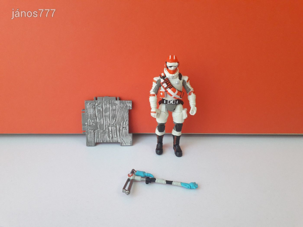 Eredeti Epic Games FORTNITE Triage Trooper akciófigura + fegyver + fal elem !!