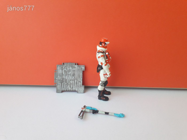 Eredeti Epic Games FORTNITE Triage Trooper akciófigura + fegyver + fal elem !!