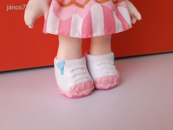 Eredeti Moose KINDI KIDS baba 27 cm-es nagy játékbaba EXTRA !!