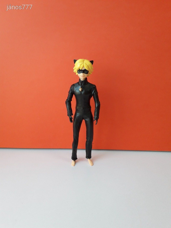 Eredeti Bandai Miraculous Cat Noir Katicabogár Fekete macska szuperhős fiú figura 29 cm-es EXTRA