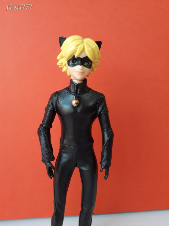 Eredeti Bandai Miraculous Cat Noir Katicabogár Fekete macska szuperhős fiú figura 29 cm-es EXTRA
