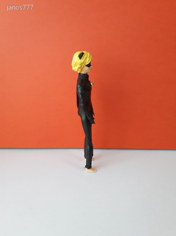 Eredeti Bandai Miraculous Cat Noir Katicabogár Fekete macska szuperhős fiú figura 29 cm-es EXTRA
