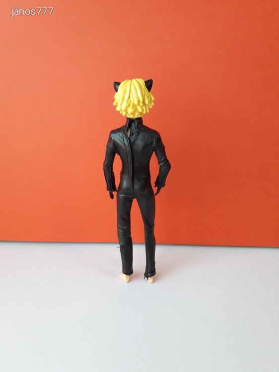 Eredeti Bandai Miraculous Cat Noir Katicabogár Fekete macska szuperhős fiú figura 29 cm-es EXTRA