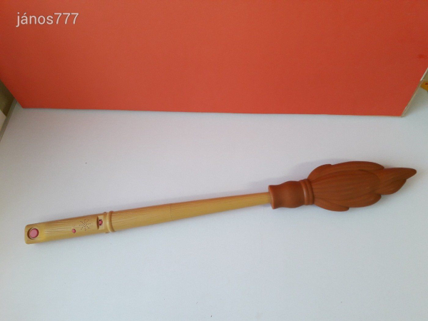 Eredeti Schmidt Bibi Blocksberg BOSZORKÁNY SEPRŰ 80 cm-es Boszi seprű ! Hangot adó EXTRA !!