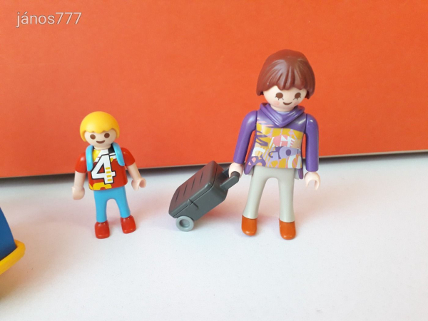 Eredeti Playmobil utazó család figura + kiegészítők !