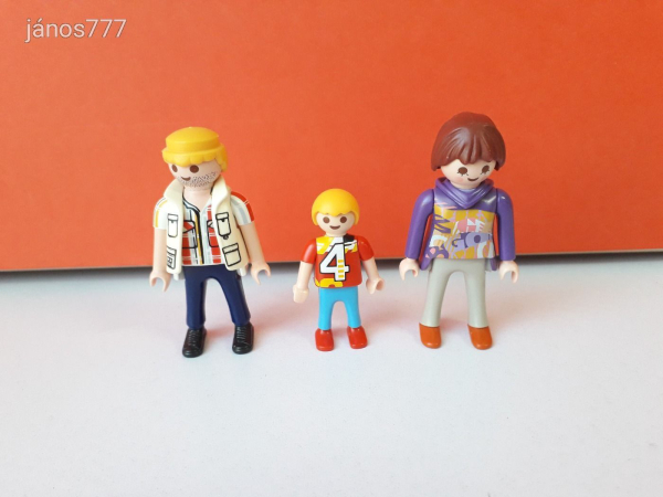 Eredeti Playmobil utazó család figura + kiegészítők !