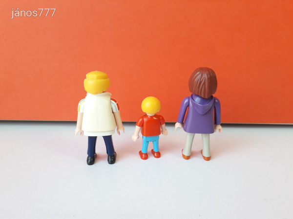 Eredeti Playmobil utazó család figura + kiegészítők !