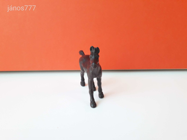 Eredeti Schleich csikó állatfigura !! 7x6,5cm ! 1992-es kiadás ! Schleich 13109