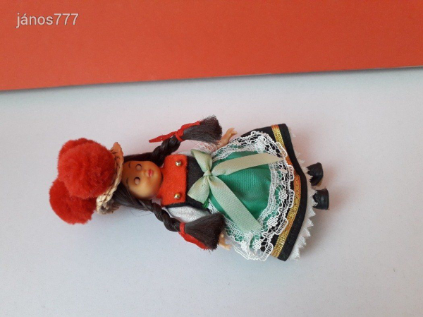 NÉPVISELETI BABA retro régi baba népviseletben 12 cm-es pislogós baba ! EXTRA