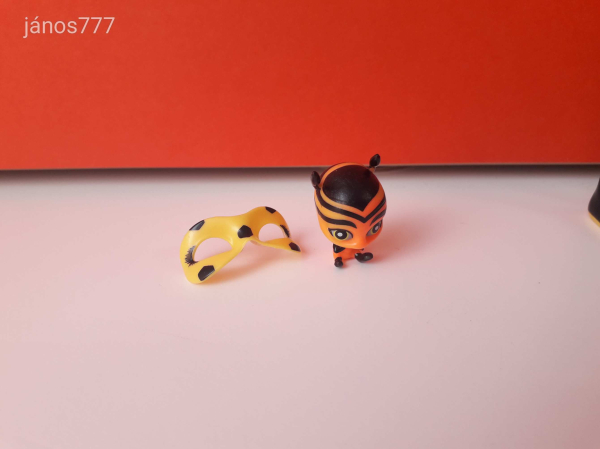 Eredeti Playmates Miraculous szuperhős MÉH baba + Pollen kabala figura ! 27 cm-es EXTRA