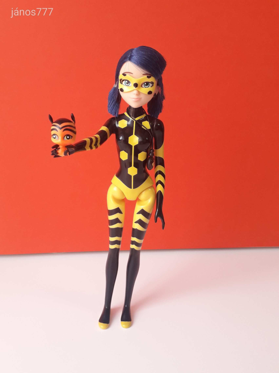 Eredeti Playmates Miraculous szuperhős MÉH baba + Pollen kabala figura ! 27 cm-es EXTRA