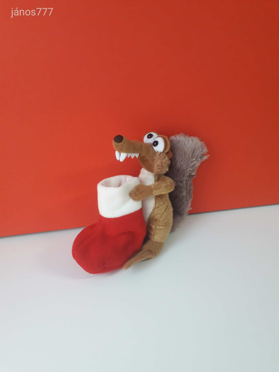 Eredeti ICE AGE Jégkorszak MOTKÁNY plüss ősmókus 20 cm-es kabala figura Télapó csizmával ! EXTRA