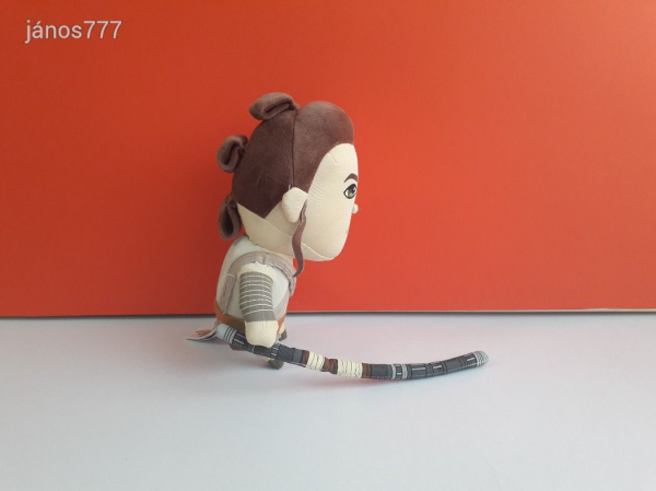 Eredeti Lucasfilm Star Wars REY plüss 23 cm-es kabala figura ! Angolul BESZÉLŐ !! EXTRA !!