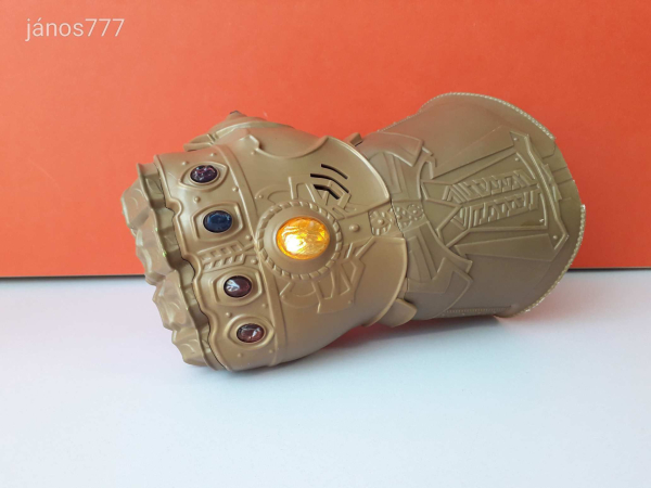 Eredeti Hasbro Avengers Bosszúállók THANOS hatalom kesztyűje !! EXTRA !! 25cm ! hang-fény