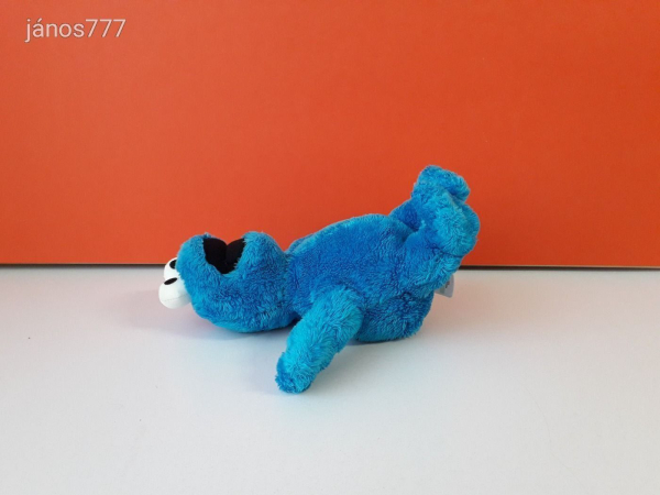 Eredeti Sesame Street Szezám Utca szereplő Elmo barátja SÜTISZÖRNY plüss kabala figura 23 cm EXTRA