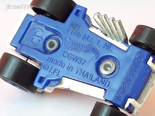Eredeti Mattel Hot Wheels Star Wars R2D2 fém kisautó !!