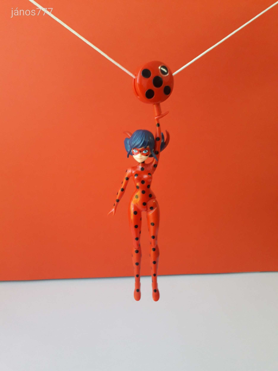 Eredeti Bandai Miraculous Katicabogár Katicalány szuperhős figura lány baba 96 cm-es zsinórral EXTRA