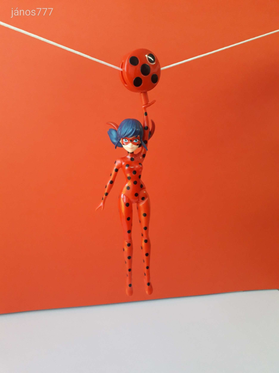Eredeti Bandai Miraculous Katicabogár Katicalány szuperhős figura lány baba 96 cm-es zsinórral EXTRA