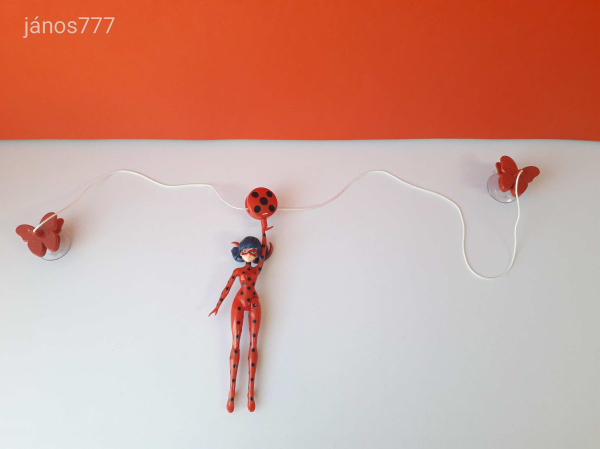 Eredeti Bandai Miraculous Katicabogár Katicalány szuperhős figura lány baba 96 cm-es zsinórral EXTRA