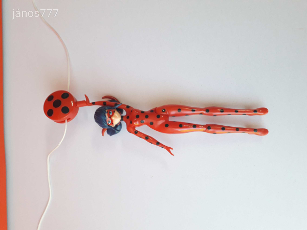 Eredeti Bandai Miraculous Katicabogár Katicalány szuperhős figura lány baba 96 cm-es zsinórral EXTRA