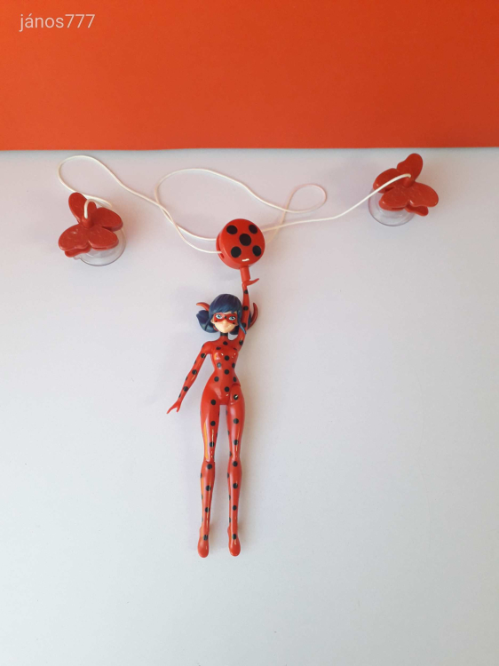 Eredeti Bandai Miraculous Katicabogár Katicalány szuperhős figura lány baba 96 cm-es zsinórral EXTRA