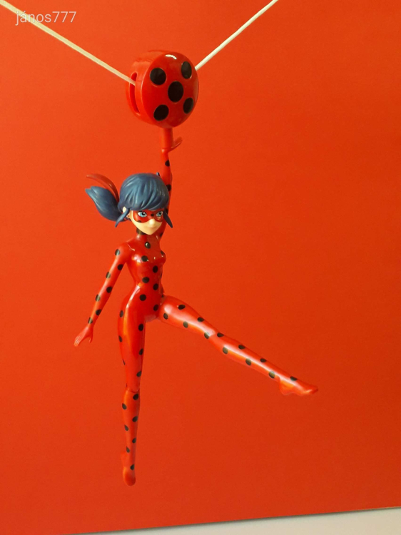 Eredeti Bandai Miraculous Katicabogár Katicalány szuperhős figura lány baba 96 cm-es zsinórral EXTRA