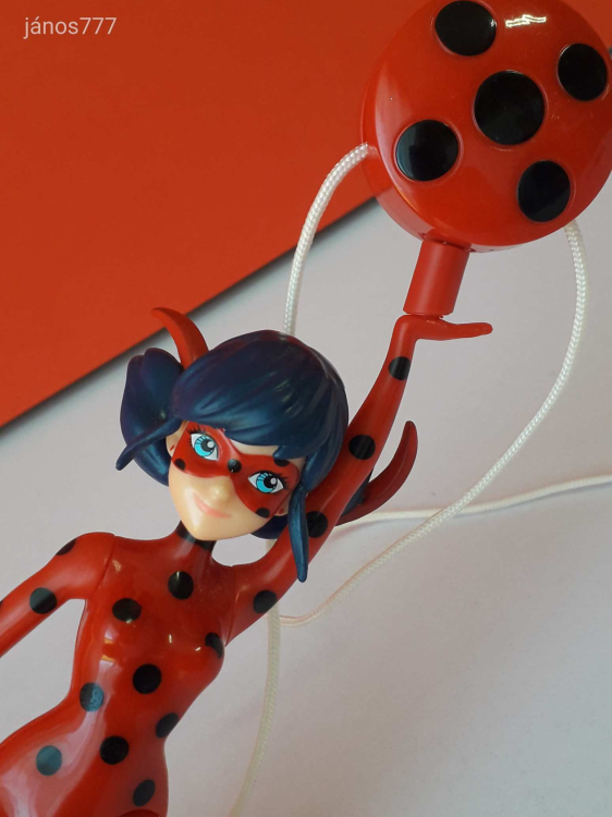 Eredeti Bandai Miraculous Katicabogár Katicalány szuperhős figura lány baba 96 cm-es zsinórral EXTRA