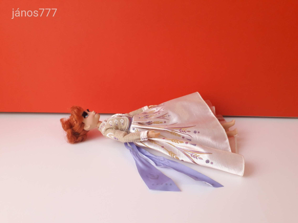 Eredeti Hasbro Disney Princess Frozen Jégvarázs Anna Arendelle hercegnő baba 27 cm EXTRA