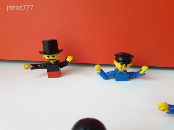Eredeti LEGO Nagyfejű figurák és kiegészítők a '70-es évekből csomag !!