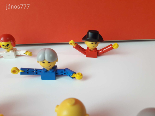 Eredeti LEGO Nagyfejű figurák és kiegészítők a '70-es évekből csomag !!